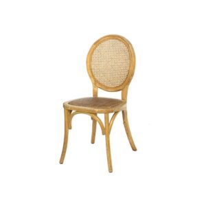 כורסה מעוצבת מעץ עם מושב ס wicker, מתאימה לסלון או לפינת אוכל.