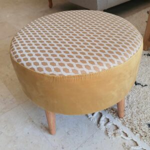 כורסא מעוגלת עם ריפוד בד מעוצב בצבעים חמים, מתאימה לתאורה לסלון ושטיחים לבית.